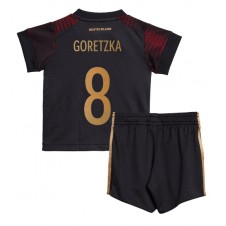Tyskland Leon Goretzka #8 Bortaställ Barn VM 2022 Korta ärmar (+ Korta byxor)